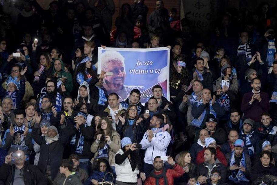 Il saluto dei tifosi azzurri a Daniele, morto a 59 anni per infarto. LaPresse